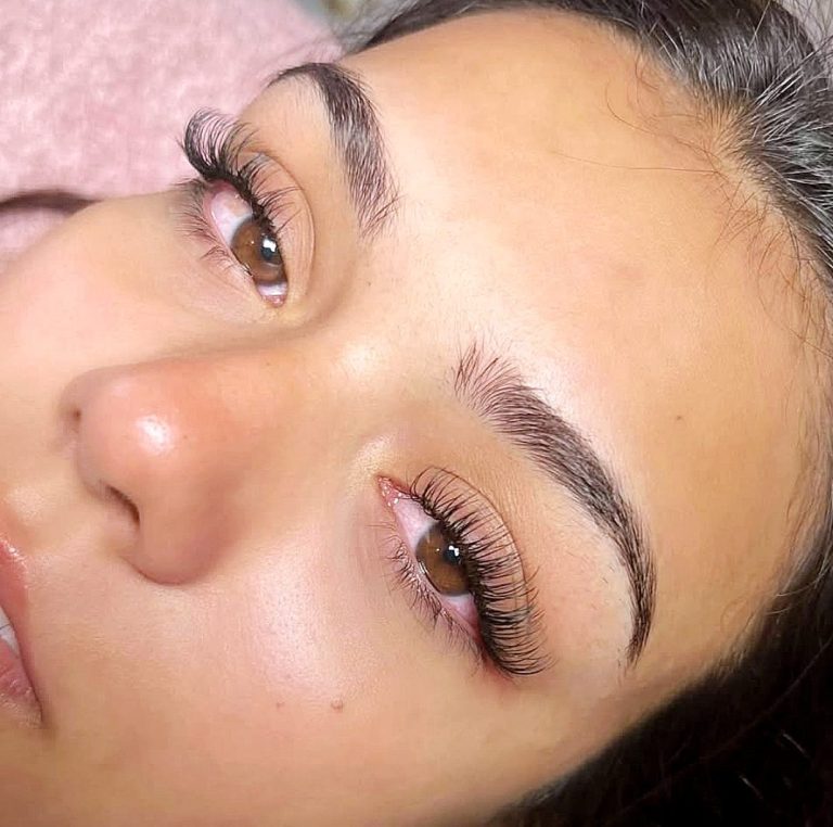 Classic eyelash extensions in nail salon swindon 